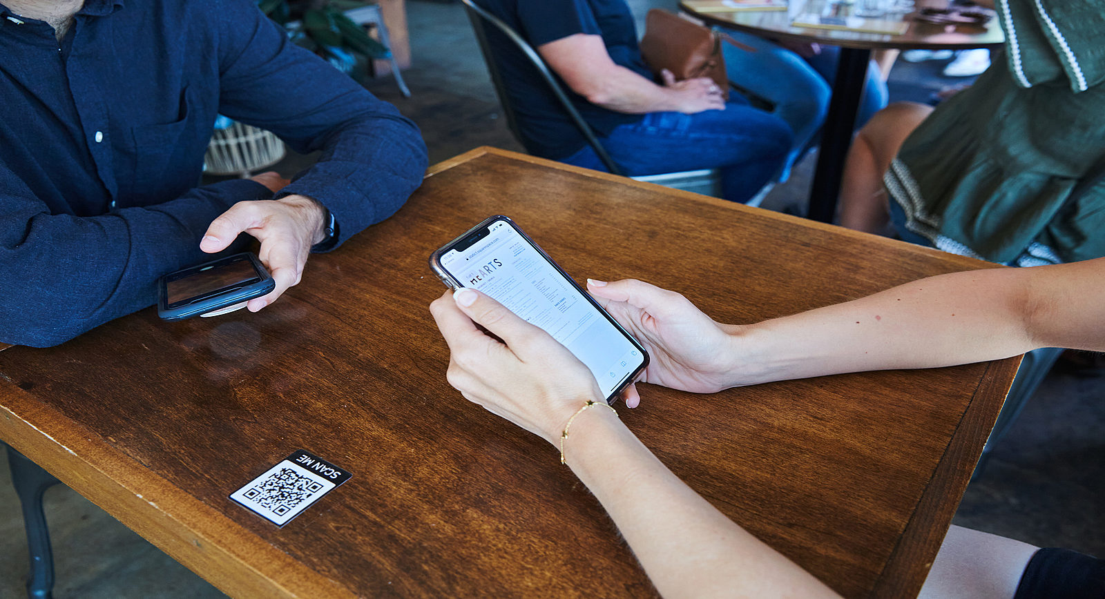 Cliente scannant le QR code du menu sur sa table